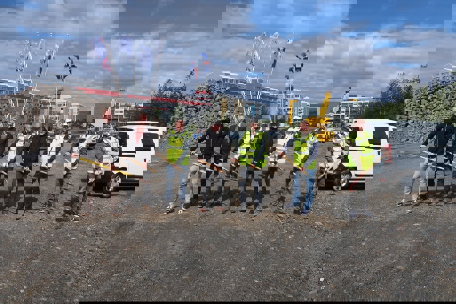 Fyrsta skóflustungan.jpg